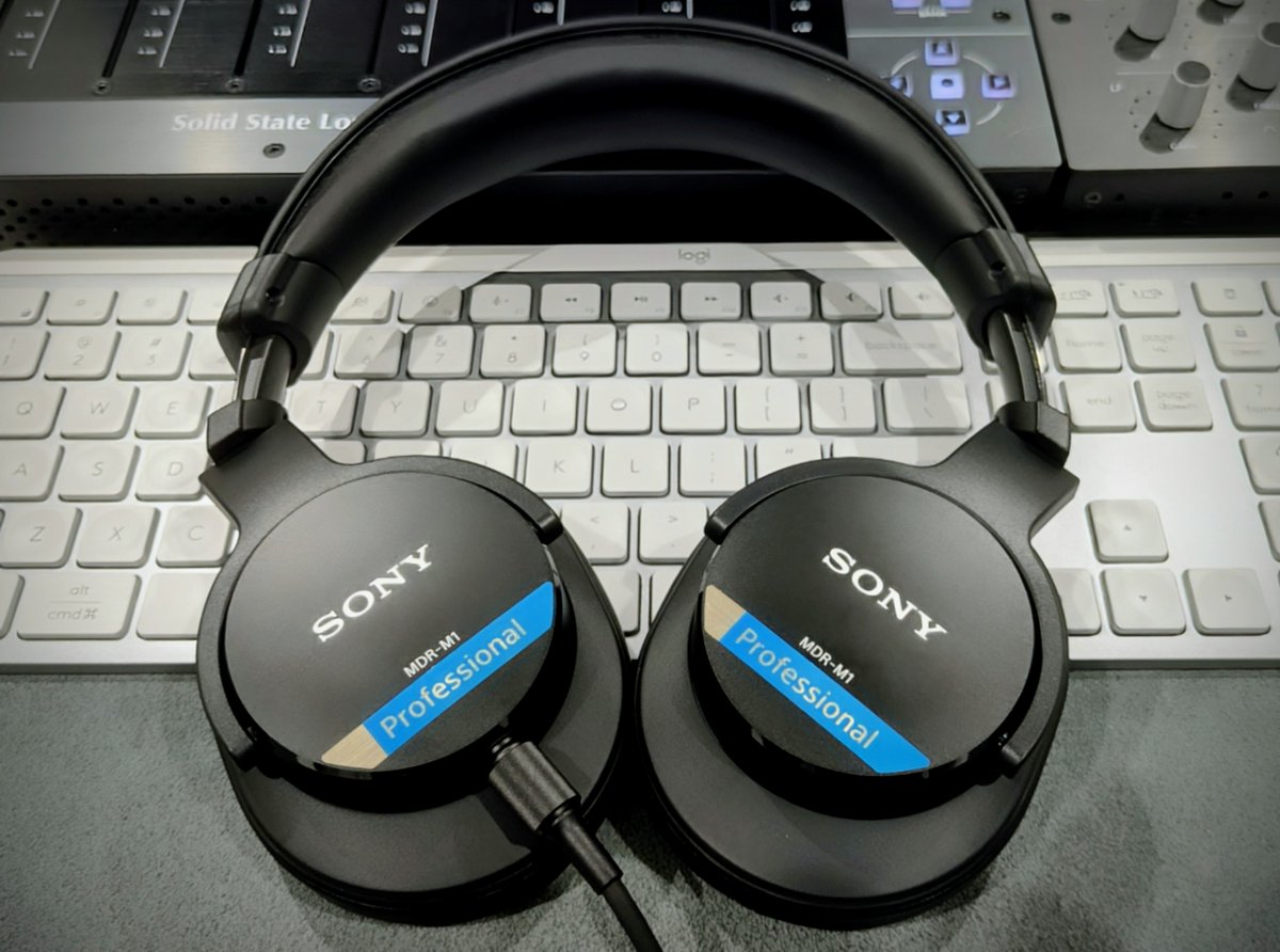 MDR-M1は絶対試しておかないととお迎え
第一印象はM1STと音が全然違う
高域がしっかり出ていて低音もM1STより重心が低い
MDR-CD900STの後継と考えるならM1のほうだなと思った
結構好きだしメインになる可能性あり