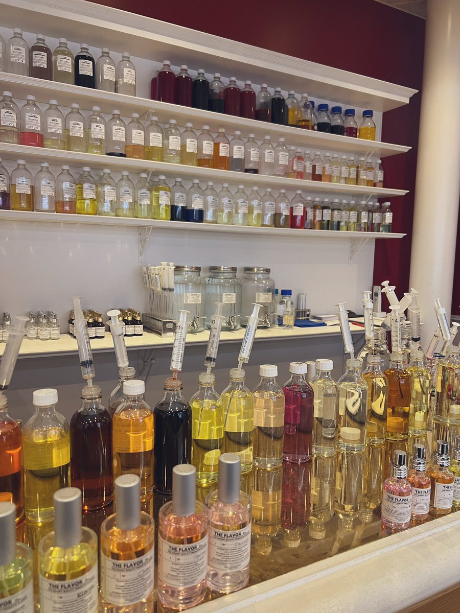 yuuuchon_jam's tweet image. 末っ子ﾁｬﾝと
香水作りに٩(ᐛ  )و
ｽｷな匂いを選んで
調合してもらって
色とラベルを決めて
楽しかった🙌🏻
メインを青で💙
持ち運び用はｵﾚﾝｼﾞ🧡
末っ子ﾁｬﾝは
紫💜とピンク🩷

めっちゃ良き匂いになって
大満足🥹💙🧡

#DAYBREAK
#easylife 
#JO1 @official_jo1 
#川尻蓮 #木全翔也