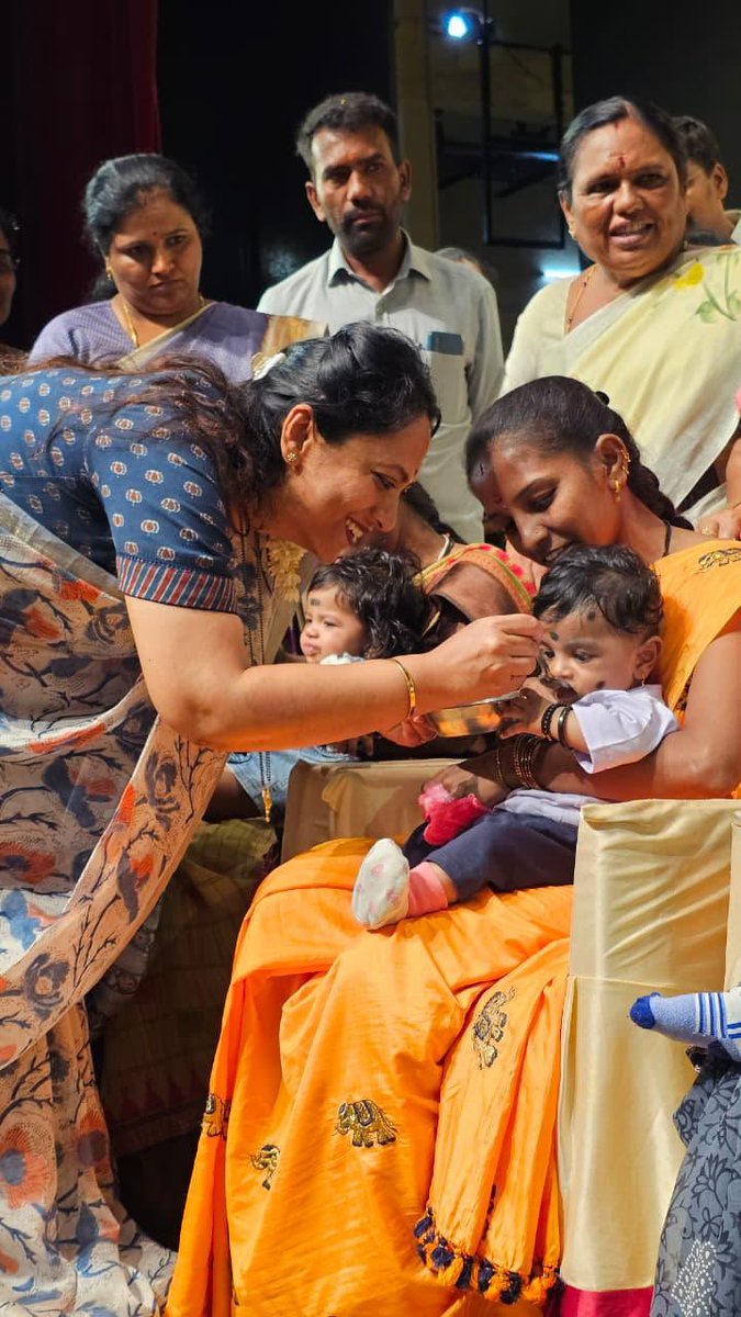 drnagalakshmi_c's tweet photo. ಕಾರ್ಯಕ್ರಮದ ಸ್ಥಳದಲ್ಲಿದ್ದ ಮಹಿಳೆಯರ ಆಧಾರ್ ಕಾರ್ಡ್, ಪೋಷಕತ್ವ ಯೋಜನೆ, ಮಹಿಳಾ ಸ್ವಸಹಾಯ ಸಂಘಗಳ ಕಾರ್ಯವೈಖರಿ ಹಾಗೂ ಆ ಮುಖಾಂತರ ಸುಂದರ ಭವಿಷ್ಯವನ್ನು ಕಟ್ಟಿಕೊಂಡವರ ಯಶೋಗಾಥೆಯನ್ನು ಸಾರುವ ಮಳಿಗೆಗಳು ಸ್ಪೂರ್ತಿದಾಯಕವಾಗಿದ್ದವು. ಈ ಮೂಲಕ ನೂರಾರು ಮಹಿಳೆಯರ ಸಮಸ್ಯೆಗೆ ಸ್ಪಂದಿಸಿದ ಸಾರ್ಥಕ ಭಾವ ಮೂಡಿದೆ.

#ProgressForWomen https://t.co/U8DFG3ptNn