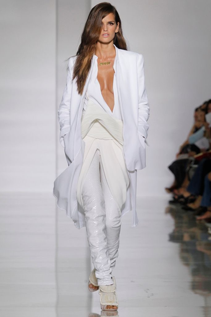 beyonceseyelid's tweet photo. Kanye is one of fashion’s biggest what if’s and disappointments. His short lived namesake label was so cool and a really contemporary take on luxury. The finishings were solid, the clothes were beautiful, and it was styled to perfection. Wish he wasn’t a weirdo. https://t.co/2L51vEGkLb
