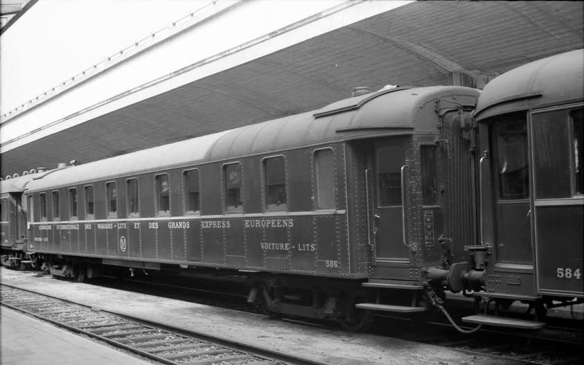 No conocía este tipo de coche-cama.-
Desconozco autor de la foto.