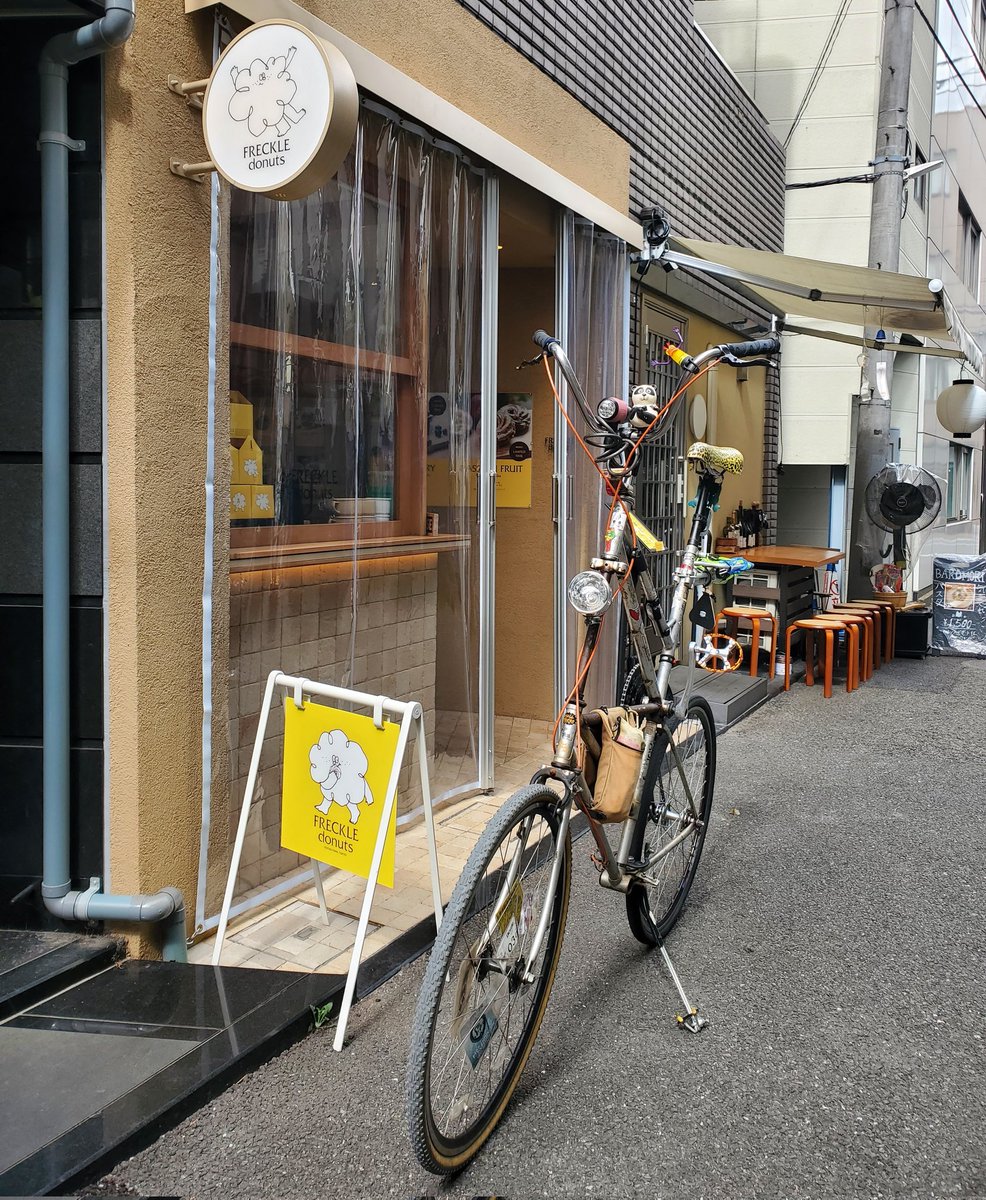 cyclecirclet_zw's tweet image. 美味しかったです!!! #trackbike #bikeporno #pist #ピスト #ポタリング #ロードバイク #roadbike #ゆるポタ #トールバイク #tallbike #都内ポタリング #都内ポタ #サイクリング #東京ライド  #freckledonuts #フレクルドーナツ #フレンチクルーラー