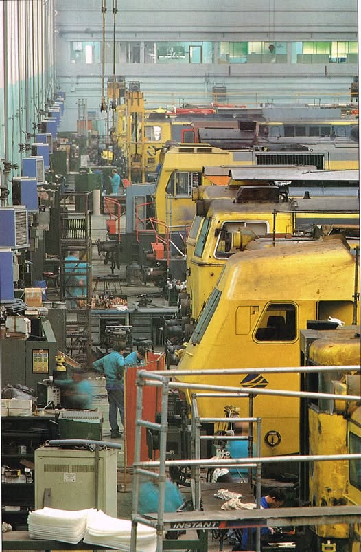 Mantenimiento de locomotoras, años 90, en el TCR de Villaverde.-
 Foto archivo Renfe.