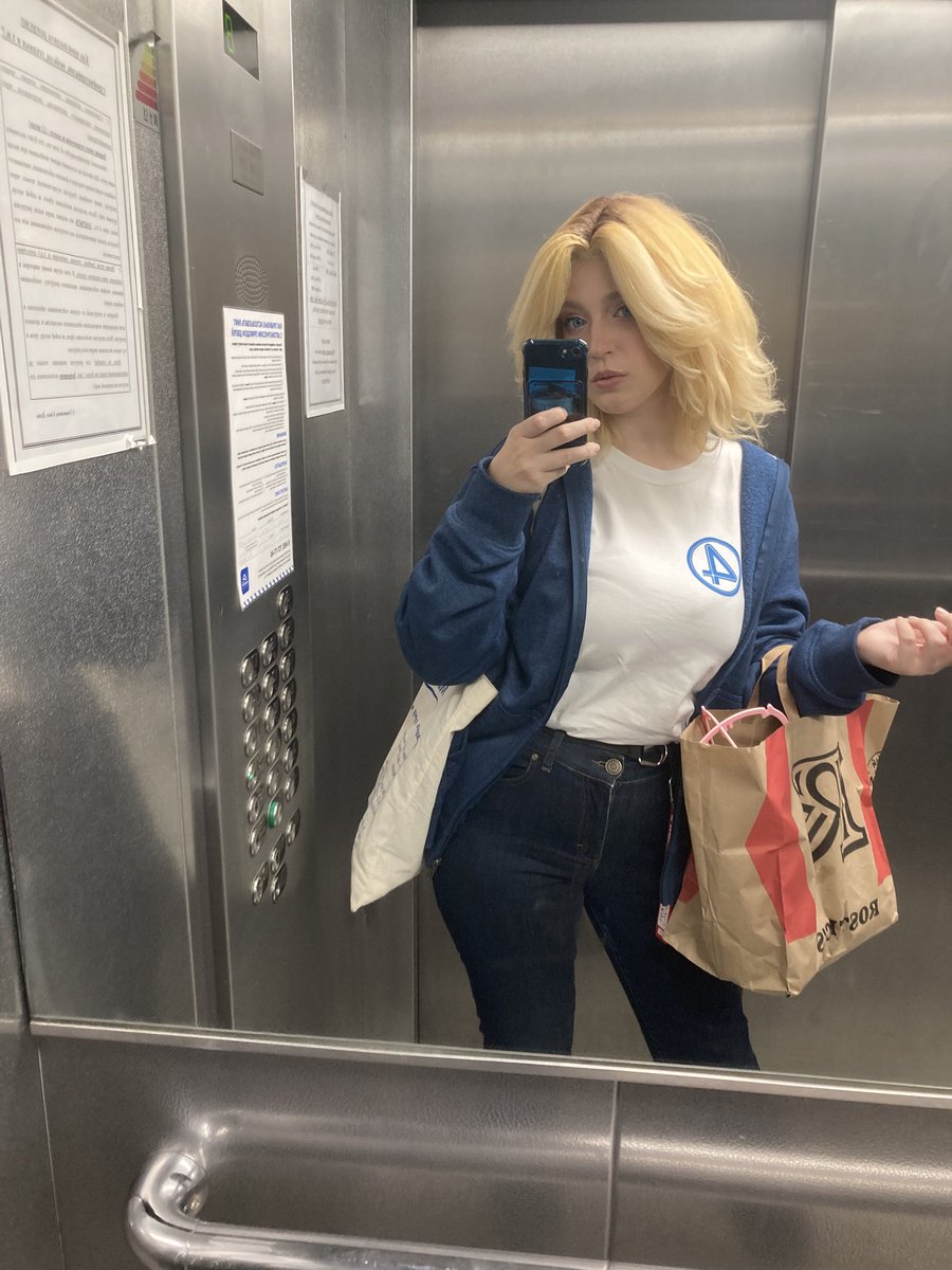 я такой гуманоид с планеты жопа конечно с этим макияжем на Сью и светлыми бровями при своих черных волосах…
тот случай когда парик прям жоско решает