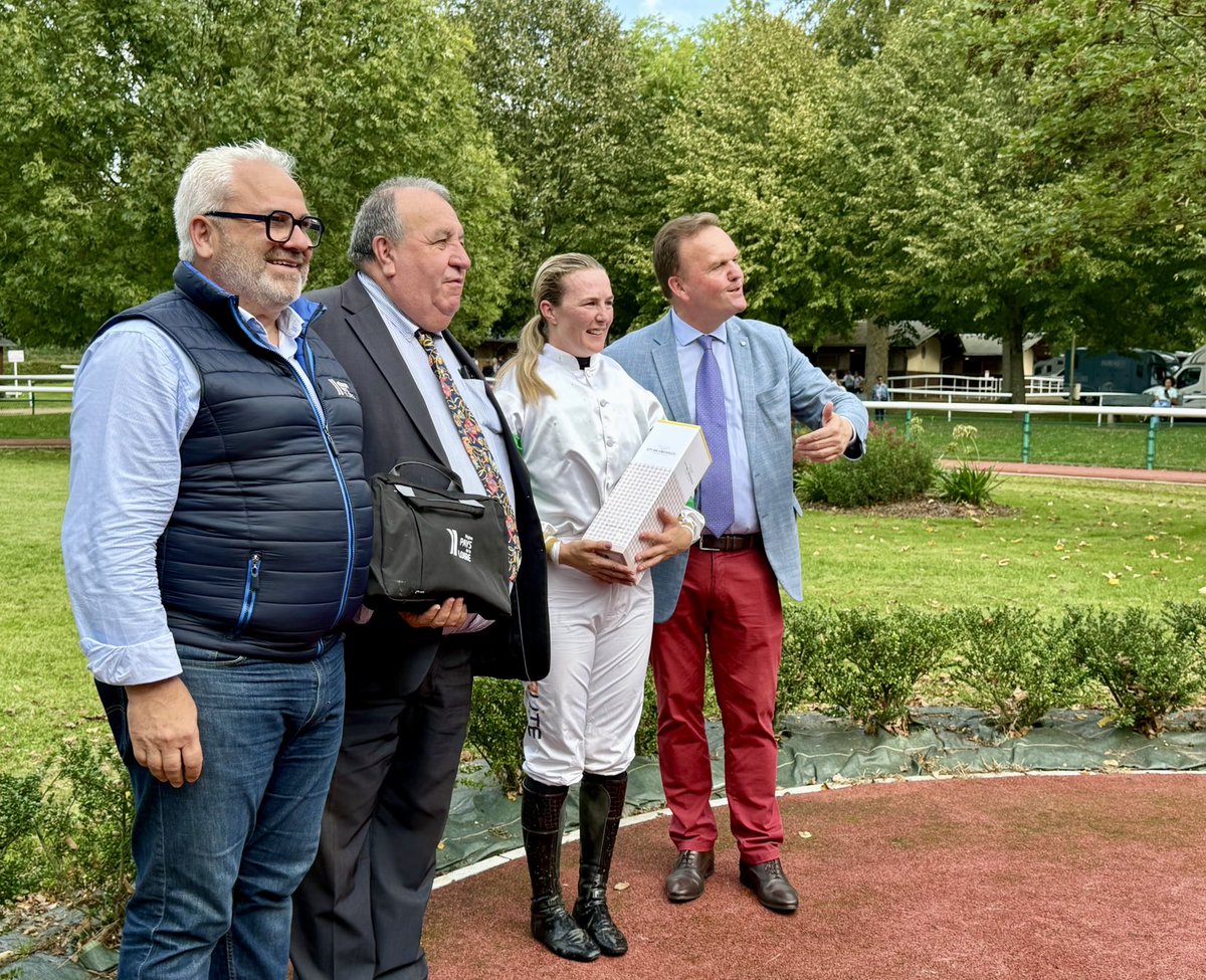 C’est une jockey originaire du Pays de Galles qui a remporté le prix du conseil régional des ⁦<a href="/paysdelaloire/">Pays de la Loire</a>⁩ . Au nom de ⁦<a href="/C_MORANCAIS/">Christelle MORANÇAIS</a>⁩ j’ai eu le plaisir de la récompenser avec ⁦<a href="/AndreMARTIN126/">André MARTIN</a>⁩ et ⁦<a href="/fremyeric1/">fremy eric</a>⁩ . Toujours du beau spectacle au Lion