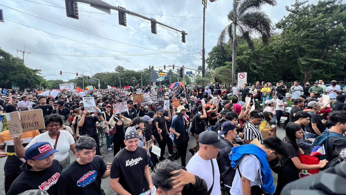 PHNews01's tweet photo. Various groups gathered at #Luneta Park in #Manila, currently marching towards #Mendiola.
The protest action is to condemn rampant corruption in the #Marcos government, particularly the anomalous flood control projects.
#MarcosResign
#MarcosNeverAgain
#MarcosAddict
#MarcosTheft https://t.co/XLXkxwUm1y