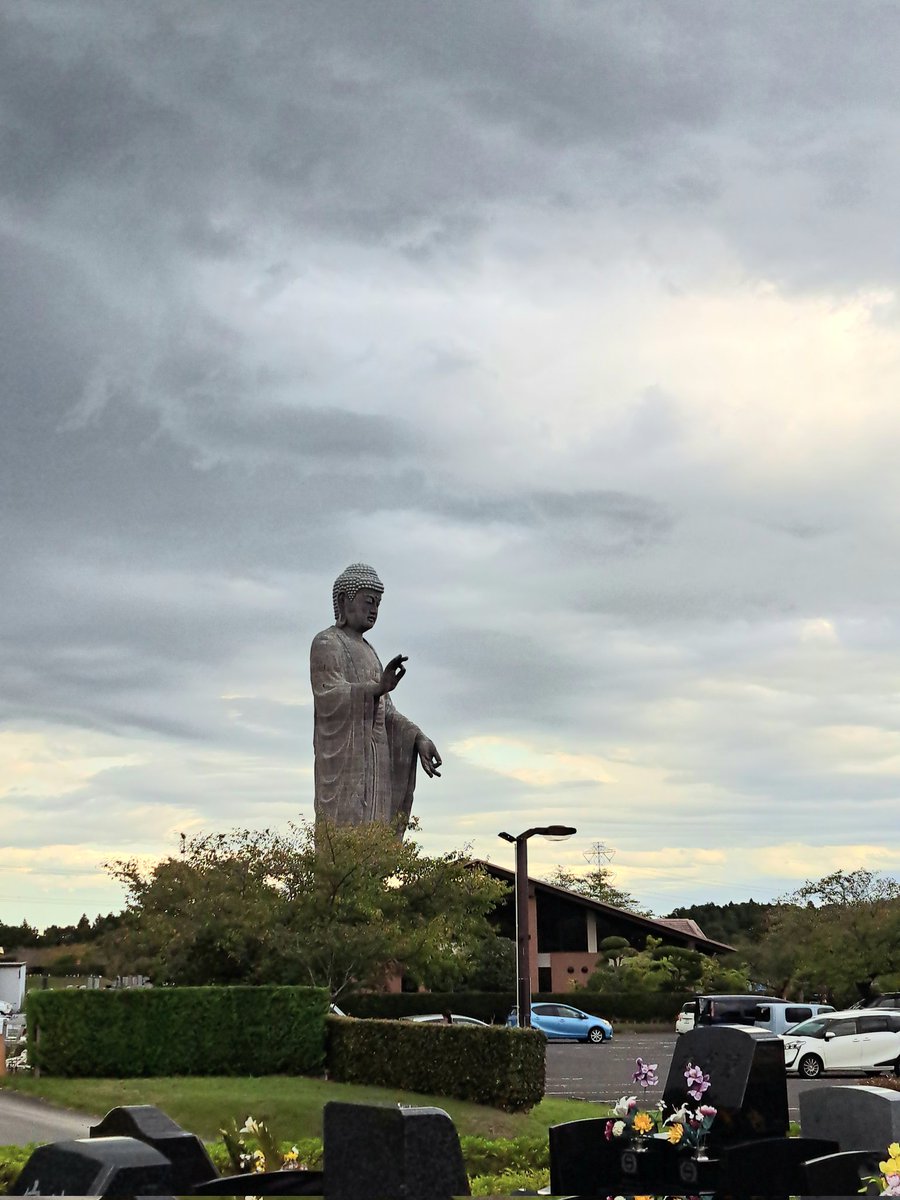 雨は降ってないけど天気が悪い
お墓に来ました。