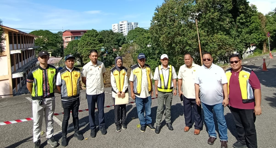 CerunJKR's tweet photo. PROGRAM LAWATAN TAPAK YBHG. DATUK WIRA Ir. ROSLAN BIN ISMAIL, KETUA PENGARAH KERJA RAYA KE TAPAK CERUN RUNTUH DI SABAH 

Pada 21 September 2025 telah berlangsungnya program lawatan tapak YBhg, Datuk Wira Ir, Roslan bin Ismail, https://t.co/OFvRtOOErg