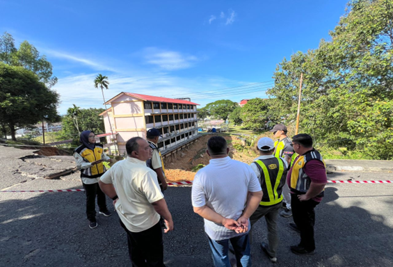 CerunJKR's tweet photo. PROGRAM LAWATAN TAPAK YBHG. DATUK WIRA Ir. ROSLAN BIN ISMAIL, KETUA PENGARAH KERJA RAYA KE TAPAK CERUN RUNTUH DI SABAH 

Pada 21 September 2025 telah berlangsungnya program lawatan tapak YBhg, Datuk Wira Ir, Roslan bin Ismail, https://t.co/OFvRtOOErg