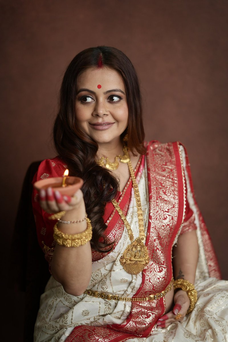 Devoleena_23's tweet photo. As Maa Durga begins her journey to earth, may this Mahalaya bring strength, positivity &amp; happiness into our lives. Let’s welcome the festive season with love and gratitude. 🌸🙏 Shubho Mahalaya

#ShubhoMahalaya #DurgaPujo2025 #FestiveBeginnings #IndianFestivals #Devoleena https://t.co/RHqbniIRJH