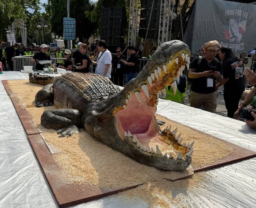 PHNews01's tweet photo. The giant realistic #crocodile cake has arrived at Rizal Park, #Davao City. 

This is among the items that attendees are looking forward to for the ‘Prayer for the #Philippines’ rally this Sunday, September 21, 2025.

#MarcosResign
#MarcosNeverAgain 
#MarcosAddict
#MarcosTheft https://t.co/APtT3UwSX5