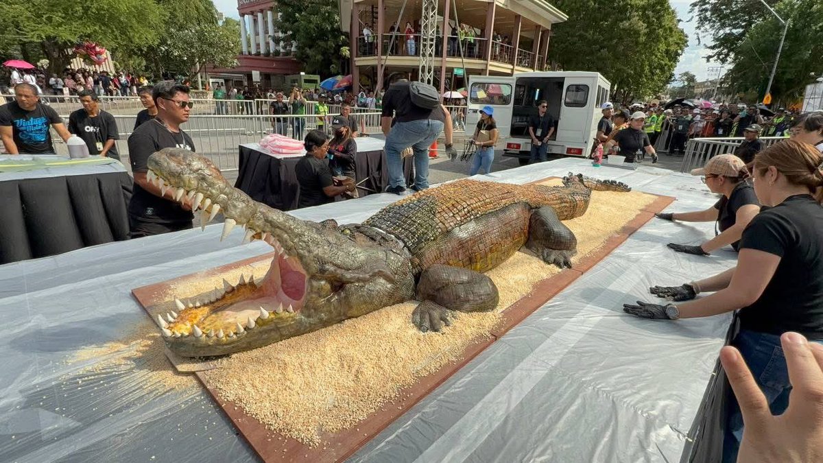 PHNews01's tweet photo. The giant realistic #crocodile cake has arrived at Rizal Park, #Davao City. 

This is among the items that attendees are looking forward to for the ‘Prayer for the #Philippines’ rally this Sunday, September 21, 2025.

#MarcosResign
#MarcosNeverAgain 
#MarcosAddict
#MarcosTheft https://t.co/APtT3UwSX5