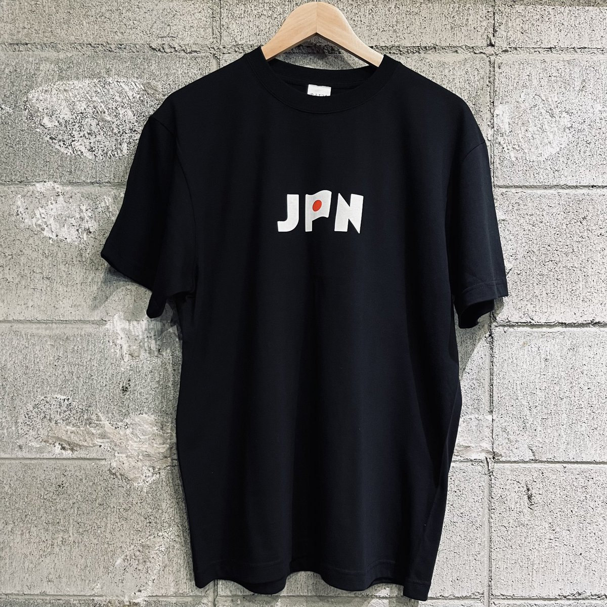 Sunawachi's tweet photo. 「売ってないの？」の声に応えて、

9月26日の夜8時半より

スナワチ渾身の一作「JPNキャップ」へのご支援を募ります。CAMPFIREのページを「お気に入り」登録してお待ちいただきたいです。

早割やセット特典なども用意していますので、金曜日の夜をたのしみにどうぞ🇯🇵
#JPN

https://t.co/H4QLEwboHb https://t.co/8fHi647Epa