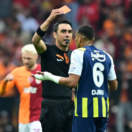 Şu herif yıllardır her maçta puanlarımızı çaldı. Yapının düdüklü tetikçisi olarak yıllarca belli bir amaca hizmet etti. Ne hesap sorabildik nede maçlarımıza atanmasına engel olabildik. Dün Trabzon maçında verdiği tek karar ile fişi çekildi. İşte lobi gücü işte camia baskısı. Ali