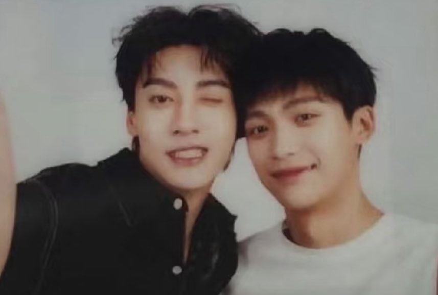 omg someone already received the polaroid sleeves ? THANKS FOR THOSE SCANS BESTIE😭