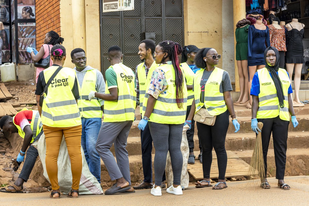 AliDidaat's tweet photo. "Yesterday, Makerere students took action on #WorldCleanUpDay, organizing a #cleanandpadup event near the university! 🌟💚 Kudos to these eco-warriors for keeping our environment clean and beautiful! 🌿👏
📸 @AliDidaat https://t.co/NMlt9Ryzpc
