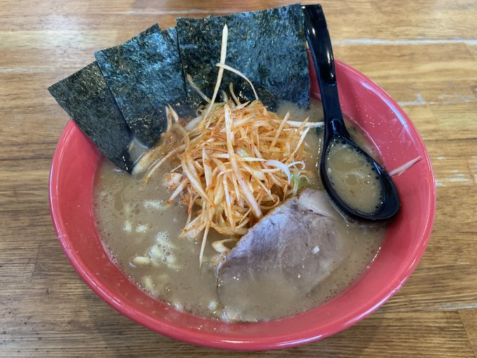 今回ご紹介するのは那覇空港から車で51分
『#ラーメン大桜沖縄泡瀬店』。
今回頂いたのは「ネギラーメン」 しっかりと旨味の出た豚骨、鶏ガラスープにピリっと辛いネギが食欲を刺激します！
海苔がスープと合い、まろやかさが増して、またピリ辛ネギを食べたくなっちゃうんです！
#沖縄 #グルメ #中部