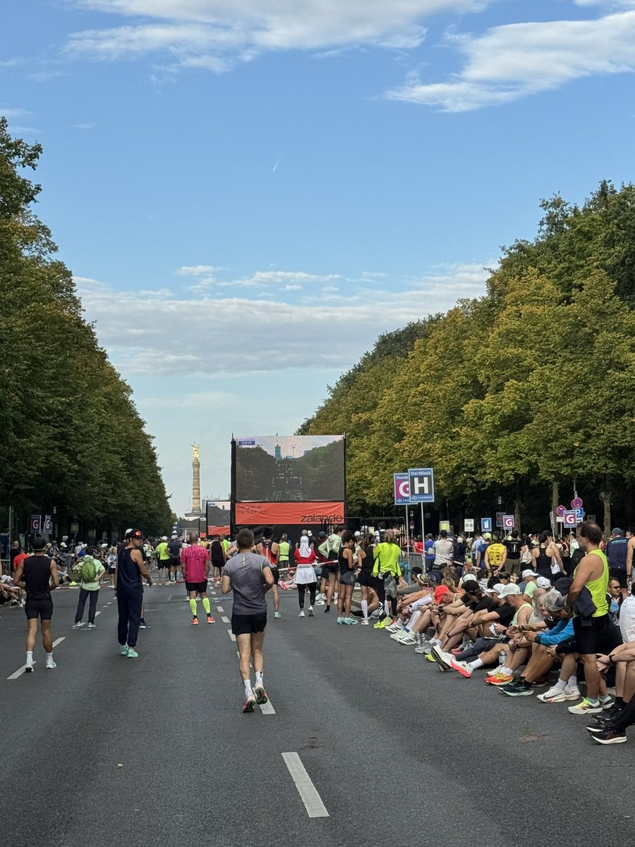 lgarrendu's tweet photo. #berlinmarathon2025 starting line https://t.co/NZ5XlKhmD0