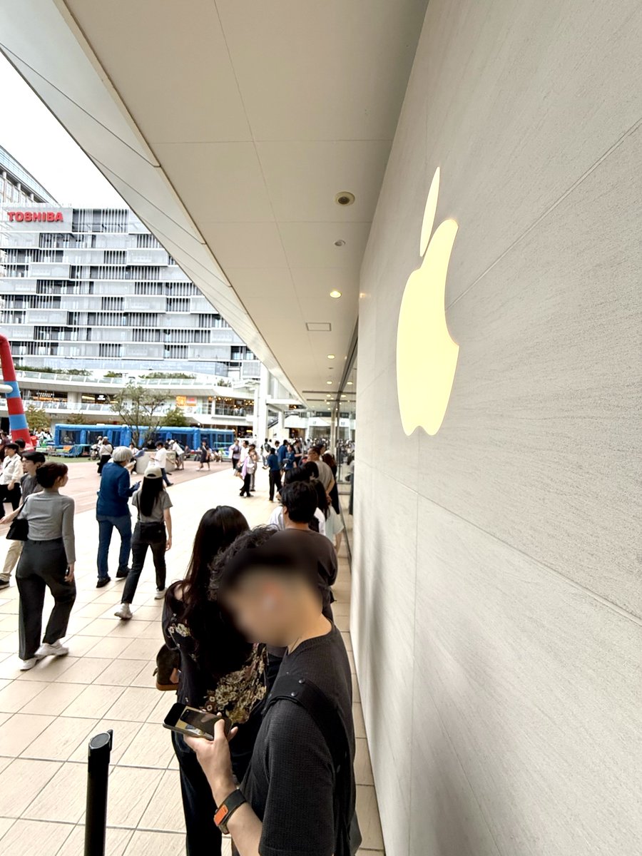 aki8011's tweet photo. iPhone 17 受け取りの行列に並ばされてる https://t.co/3OltWLR4KQ