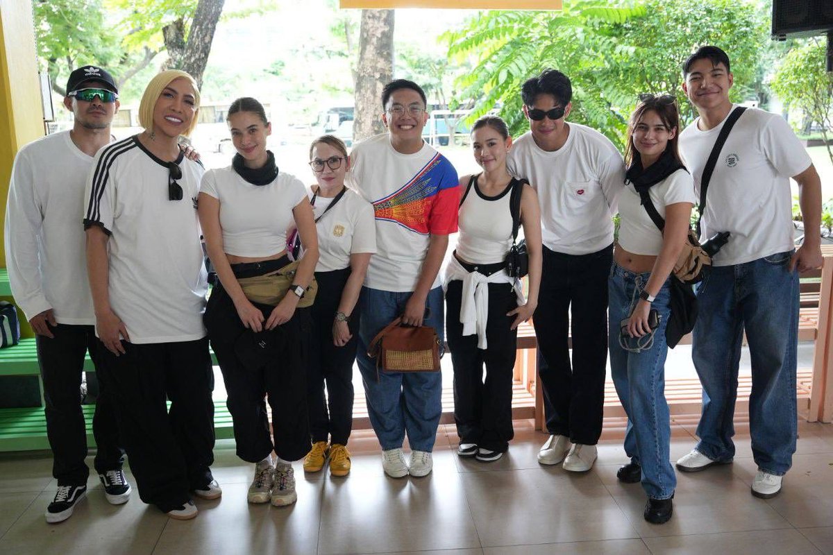 BUMOSES NA ANG MGA ARTISTA NG BAYAN! ✊

True to their words, “It’s Showtime” hosts Vice Ganda and Anne Curtis — both among the country’s top taxpayers — joined thousands of Filipinos in the streets on Sunday as they marched with the Angat Bayanihan Volunteer Network for the