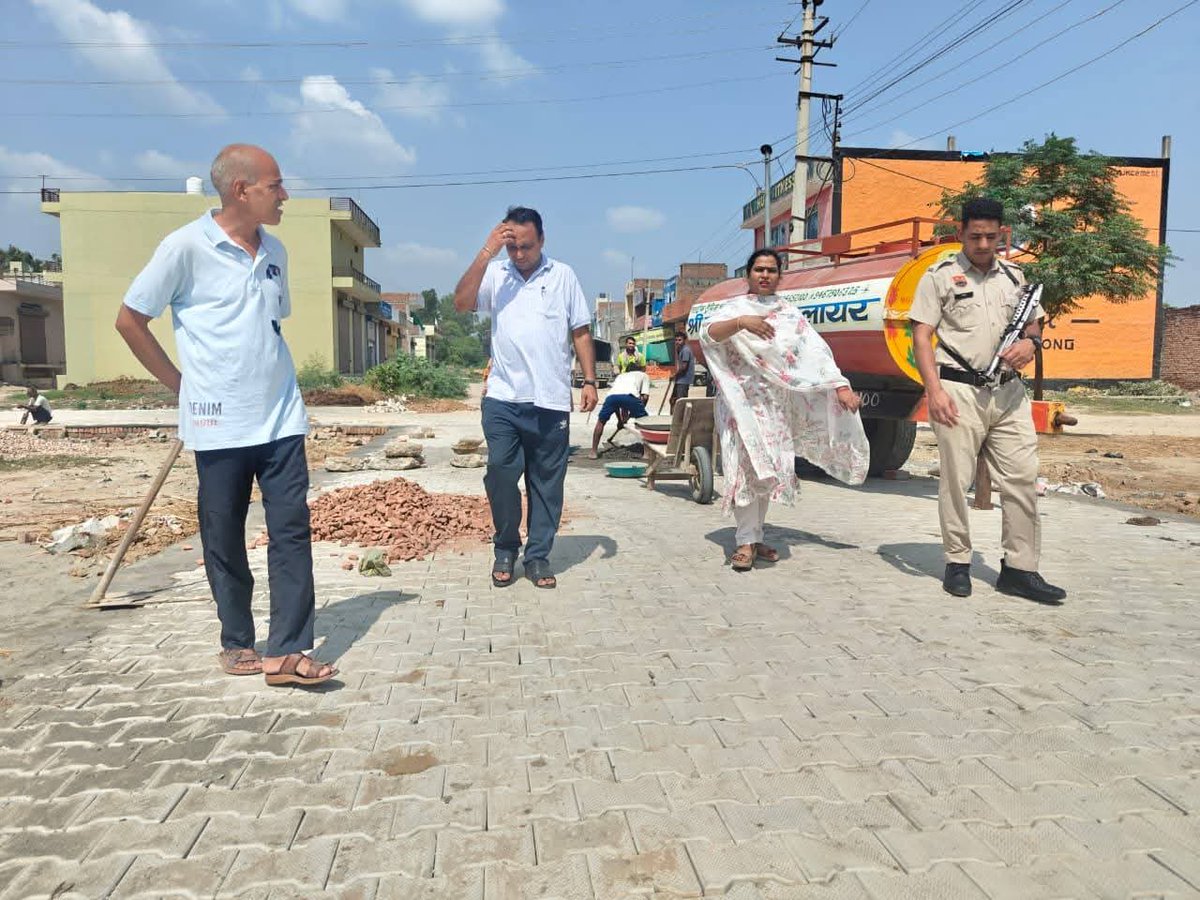 rajsainijind's tweet photo. डॉ अनुराधा सैनी चेयरपर्सन नगर परिषद जींद ने वार्ड नंबर 26 में नगर पार्षद सियाराम गोयल जी की मौजूदगी में वार्ड में चल रहे गली निर्माण कार्य का निरीक्षण किया।
इस दौरान उस समय मौजूद वार्ड वासियों से उनकी राय ली ओर कार्य को अच्छी गुणवत्ता से करने के आदेश दिए। @NayabSainiBJP https://t.co/ogSv0X8DEF
