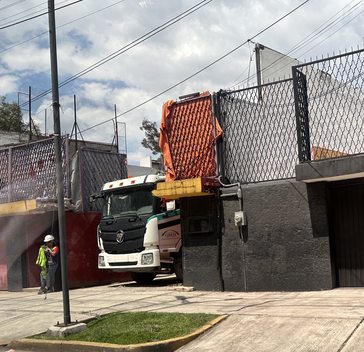Comiteducacion's tweet photo. En audiencia pública que ofrece @GobCDMX en mesa de @inveacdmx se abrió folio y se dió seguimiento a la queja ya que personal de la empresa contratada por tiendas @Tiendas3B arrancó sellos y siguió trabajando 
Desde entonces la obra no ha parado https://t.co/cBq2OY6sGA