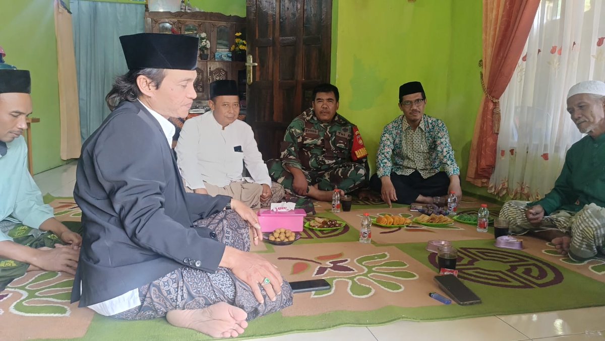 KoramilButuh's tweet photo. Sertu Suryono memantau wilayah. https://t.co/4Z9JmrGsqf