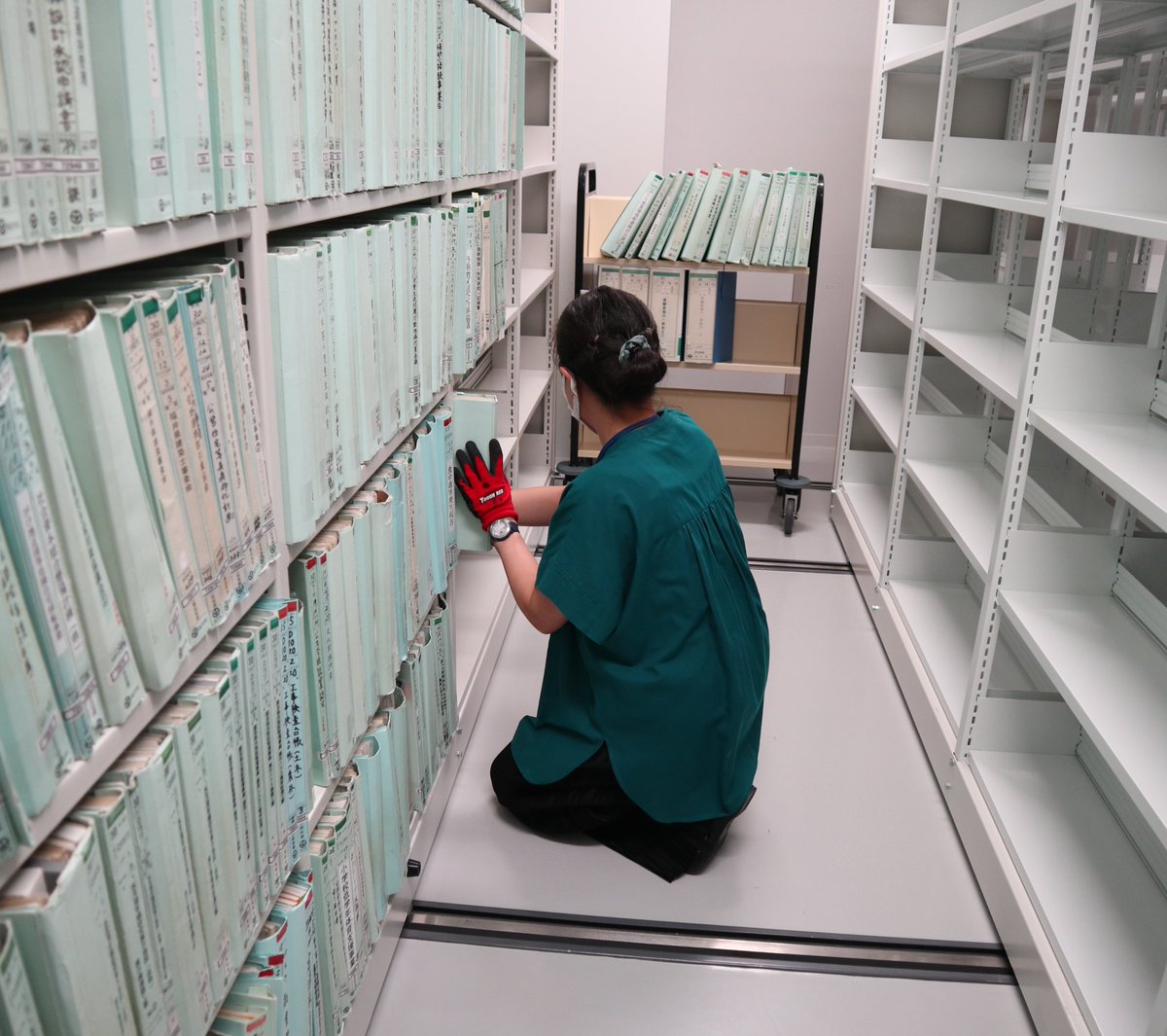 害虫などを駆除するためのくん蒸作業を終えた歴史的公文書は、温度・湿度を管理した文書倉庫で保管しています。今年度収集した歴史的公文書をくん蒸室から搬出し、文書倉庫での整理・配架作業を開始しました。体力と根気が必要な作業ですが、複数の職員で協力して、現在進行中です。