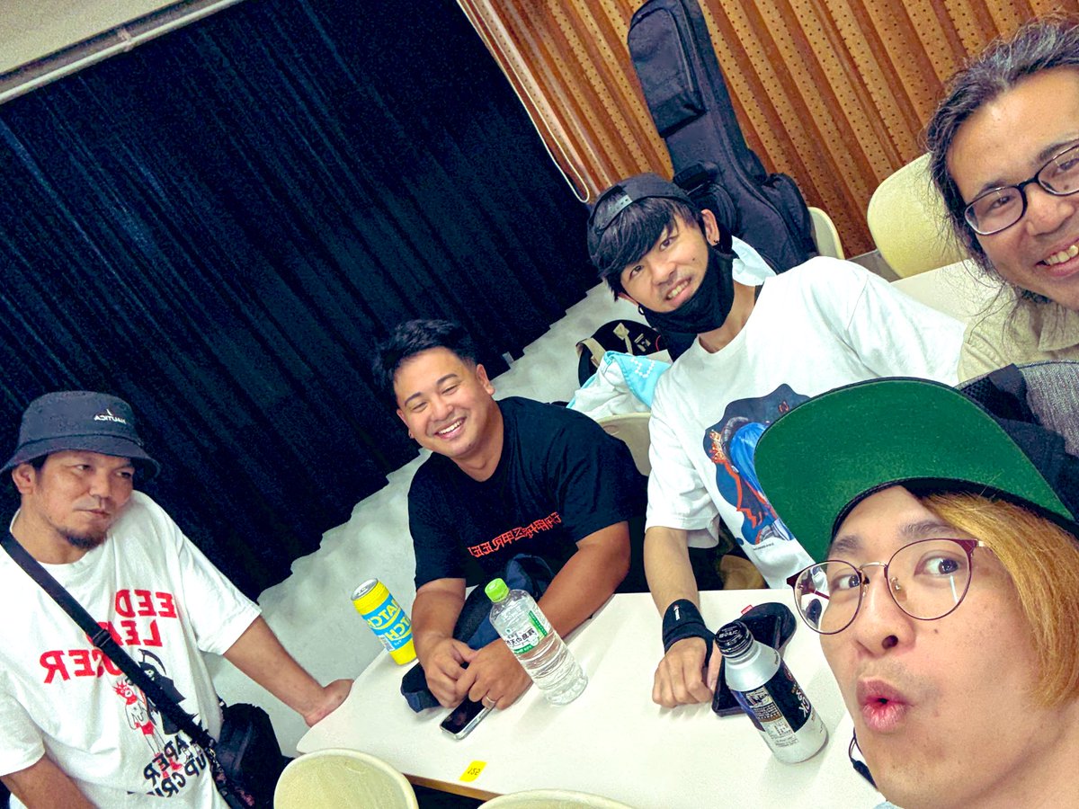 aimless17時過ぎから琉大祭出演です！
控室でゆくってるおっさん達🤣