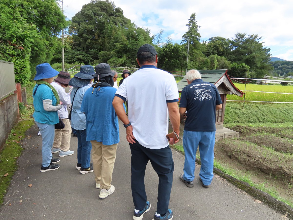 本日、えびの学・田の神さあ編を行いました。講師の上谷川氏と一緒に市内の田の神さあを巡り、それぞれの田の神さあにまつわる由来や逸話を話していただきました。頭の凹んだ田の神さぁは、子供達の遊び場にもなっていたそうです。 #えびの市 #資料館 #えびの学 #田の神さあ編 #田の神さあ