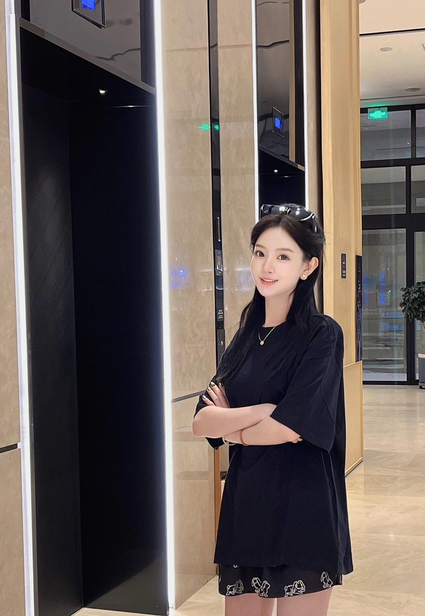 AlexsonServices's tweet image. 🌚 Keep smiling and hide your pride