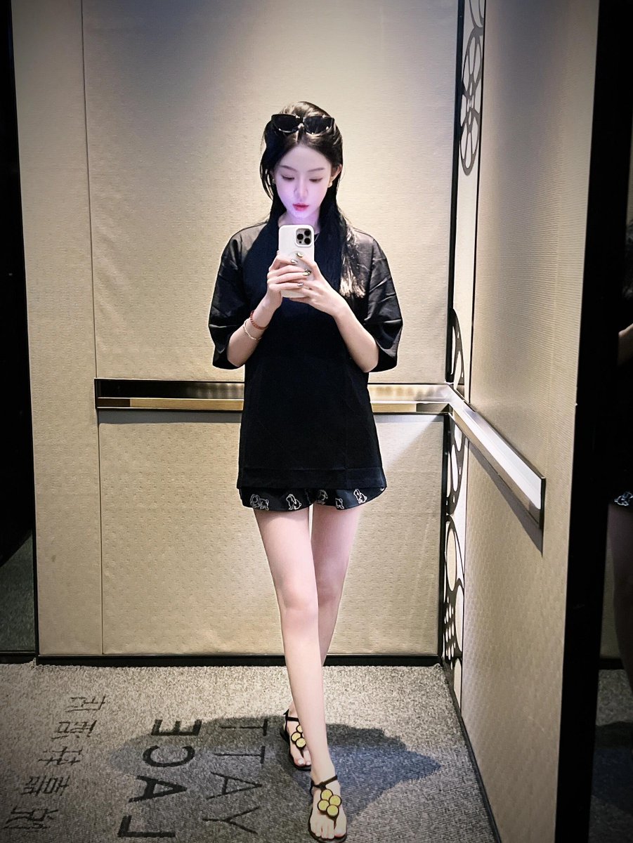 AlexsonServices's tweet image. 🌚 Keep smiling and hide your pride