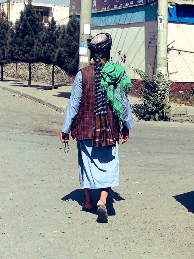 Bu adamın kaybedecek neyi olabilir yaz terlik giyiyor kış terlik giyiyor. Sağ omuzundaki hem seccadesi hem havlusu hem güneşliği hem battaniyesi hem de kefeni.