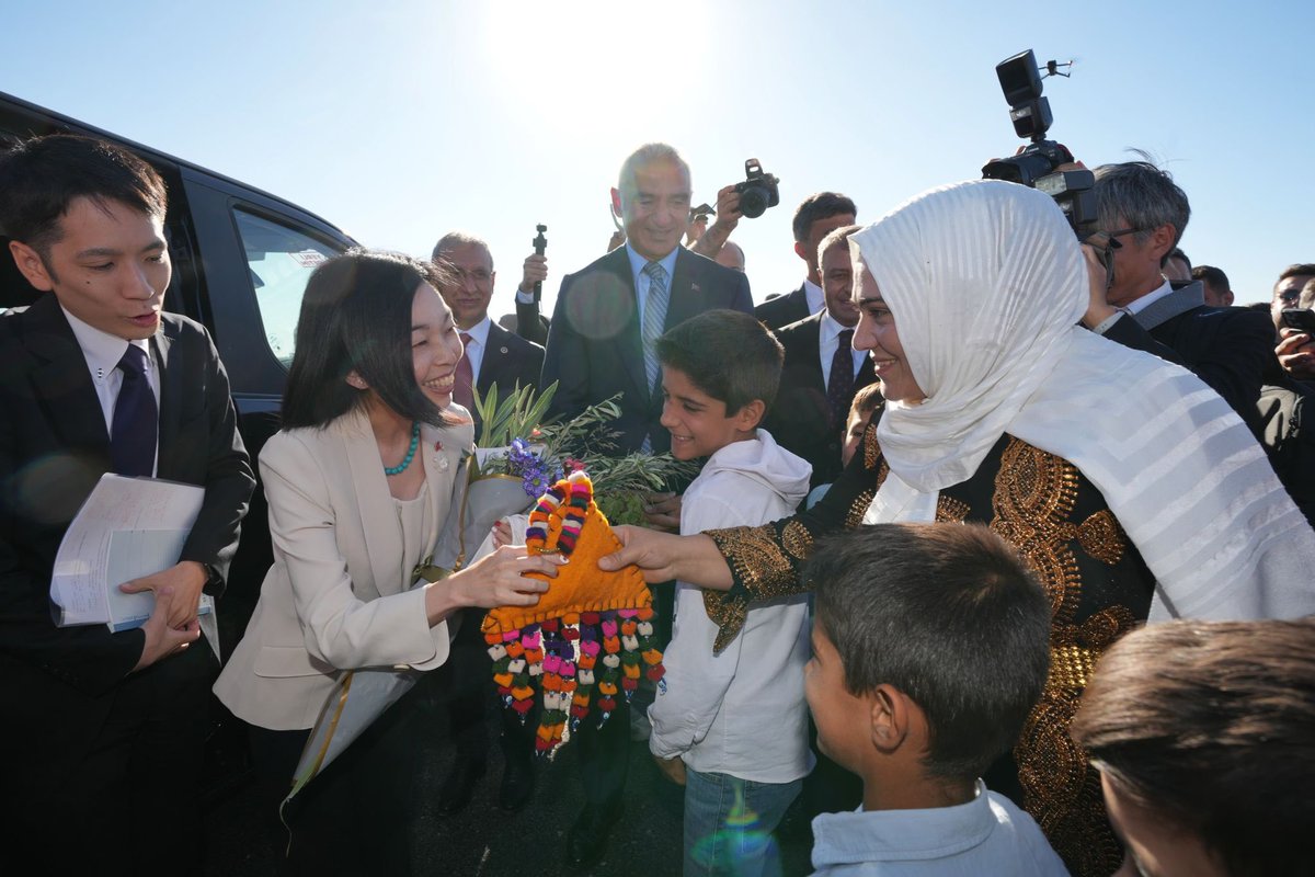 Yüzlerce yıllık Türk-Japon dostluğunda önemli bir ziyaret geride kaldı.

Altes Prenses Akiko Mikasa, Kültür ve Turizm Bakanlığı'nın daveti üzerine geldiği Türkiye'de hem gönüllere dokundu hem de dostluğumuzun gelişimine önemli bir imza attı.

İstanbul, Ankara ve Kırşehir