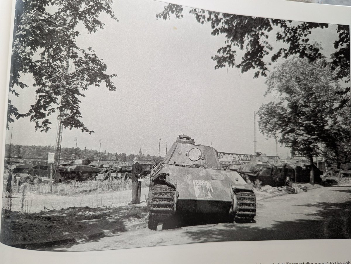お休みじゃないけどテンション上がって作業中
ついでに"PANZERS IN BERLIN"の「この画像」について研究中