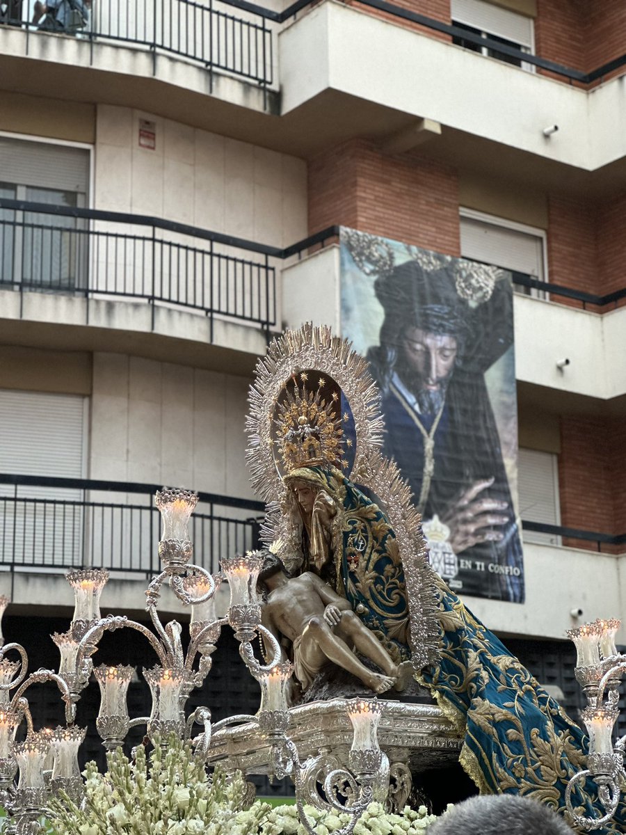 Sin duda, en esta Magna de Huelva me quedo con ellas, dos joyas totalmente desconocidas para mí y que me han cautivado. Sin palabras lo que se siente al verlas pasar, te atrapan. Sin duda la definición de que cada detalle cuenta. Que maravilla.