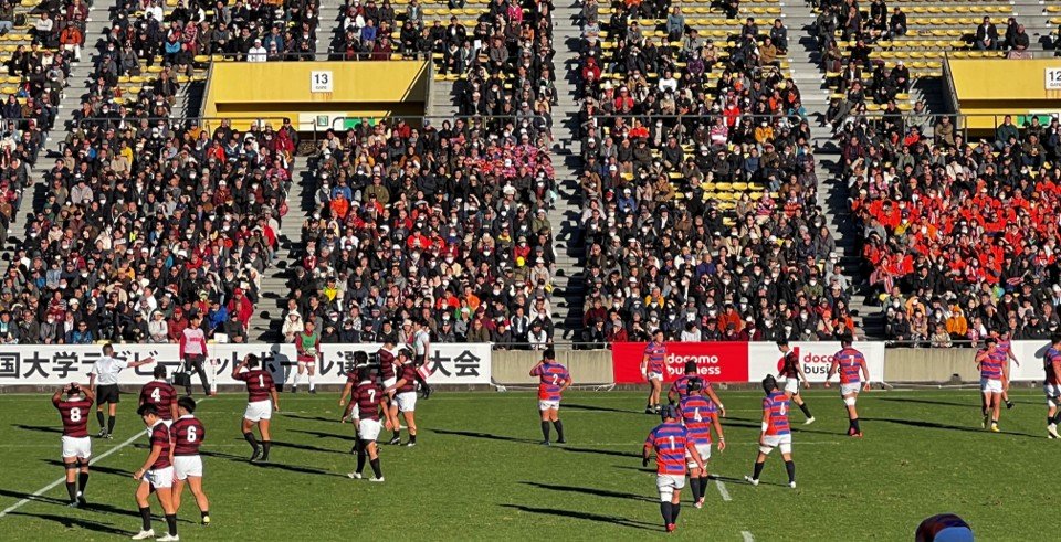 Around40_muscle's tweet photo. 【体育会は就職に強い／その要因は？】

「体育会は就職に強い」。この俗説、なぜなのか理由を考えてみたことはあるでしょうか。どのような点が評価されて「強い」のかを知れば、あなた様の属性に関わらずプラスの示唆を得られる可能性があります。体育会出身の商社マンが要因を綴ってみました。

１．求む！脳筋のソルジャー!?

体育会は上下関係が厳しいし全員脳筋。採用すれば上司の指示によく従い脳死で動くだろうし、高負荷の業務を負わせても簡単には潰れない。ソルジャーとして便利でぜひ採用したい。大方、世間様はこんなイメージではないでしょうか笑。

しかしお考えください。日本を代表する大企業が、総合職の新人として「脳死で働くソルジャー」ばかりを求めるでしょうか。そんなゴリラばかりでは頭を使う仕事は一向に任せられず、管理職にも育てられず、企業としての成長が阻害されてしまいます。この種の脳筋性ばかりが評価されているわけではないのです。

２．「3つの能力」を買っている

結論から記載します。体育会系の学生が評価されるポイントは大きく3点です。入社後、ビジネスの現場でこれらの素養が発揮されることを期待して評価しています。
①課題解決力の高さ
②目標達成意識の高さ
③チームワークの経験・リーダーシップ

【①課題解決力の高さ】
「チームを優勝に導くにはどうすれば良いか」、「チームを構成する個々人の能力を伸ばすにはどうすれば良いか？」。ひたすら筋トレをしたり、炎天下で長時間練習をするだけでは諸課題を解決できません。

凡そ強いチームの内部では、課題の因数分解、解決のための仮説の構築など、いわゆる「問題解決のフレームワーク」がよく用いられています。仮説を元に部内でPDCAを回し、施策を改善し続けた先に「チームの勝利」という成果があります。

これに本気で取り組んできた学生は、無意識のうちに「目標から逆算して考え、行動できる能力」を身に付けています。この能力はビジネスにおける再現性が非常に高く、企業から高く評価されます。

【②目標達成意識の高さ】
体育会の学生は通常、目標達成に強いこだわりを持っています。①で構築したPDCAを回す過程では、練習の辛さ、チーム内でのポジション争い等、高いストレスを伴います。結果がすぐに付いてこない局面では「挫折」や「チーム内からの批判」等、相応に辛い場面にも遭遇します。

そんな中でも、優れた選手はチーム内で自ら役割を見つけ、チームが優勝するために愚直に徹していきます。これを3年生（＝就活時点）まで続けてこられた学生は「目標達成の為に自分の役割を見定め、一定のストレスを受忍してでもやり遂げる資質を持った人」。企業からは高く評価されます。

商社の仕事で「立てた目標がすんなり達成される」ことは殆どなく、ストレスを伴いながら乗り越えるべき局面は無数にあります。この部活での経験は社会再現性が非常に高いと言えます。

【③チームワークの経験・リーダーシップ】
商社では、個人だけの力で成し遂げられる仕事は殆どありません。仕事はチームワークが基本で、あなたご自身も入社後、持ち場で「誰かに率いられるだけではないリーダーシップ」を発揮する必要があります。

多くの体育会のチームでも、成績は「圧倒的な個人の活躍」だけで成立するものではなく、チームワークにより回るものです。チームで目標や課題を議論し、解決策をメンバーで検討、意見を纏めて練習（アクション）に落とし込む。強豪チームでは、それは特定のメンバー（キャプテン）のみが発案して率いるのではなく、多くの部員が、それぞれのセクションにおいてそれぞれのスタイルでリーダーシップを発揮しているはずです。

商社の内部でもこれと概ね同じサイクルが回っています。部活で培ったチームワークやリーダーシップの経験は社会再現性が非常に高く、企業から特に評価されます。

更に体育会には、OB・OGや競技特有の強固なネットワークがあります。学生の段階からそれを意識し、自ら働きかけて活用する姿勢を示せれば、企業にとっては入社後も活かせる資産と主体性として映り、あなたの大きな魅力・評価材料になります。

こうして見ると「困難な目標に対しても解決策を考え、チームで取り組んで結果を残す」という点で、体育会と商社の性格は近似しており、再現性高く評価されやすい構造にあると言えそうです。もっと言えば、こうした考え方は体育会に限らず、他の分野で高い成果を挙げた方々にも応用可能だと思っています。

〈協力〉
商社マンゆきお@manwithfortune(原案)
シャラリーマン@総合商社勤務&ラグビー部就活サポート@syarariman_1
ノリ＠総合商社@Nori_in_Asia
GRIT＠総合商社マン@gritshosyaman