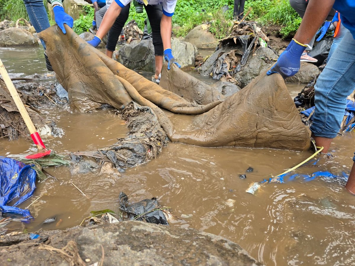 ahdpongo's tweet photo. 🌍 On #WorldCleanupDay, we tackled textile waste at Ndongo Stream in Buea, Cameroon! Together with partners, we removed 1.5 tons of waste, highlighting the need for #CircularFashion. Let's rethink fashion to protect our planet!  #SustainableFashion #CommunityAction https://t.co/7lf0wDgVyj