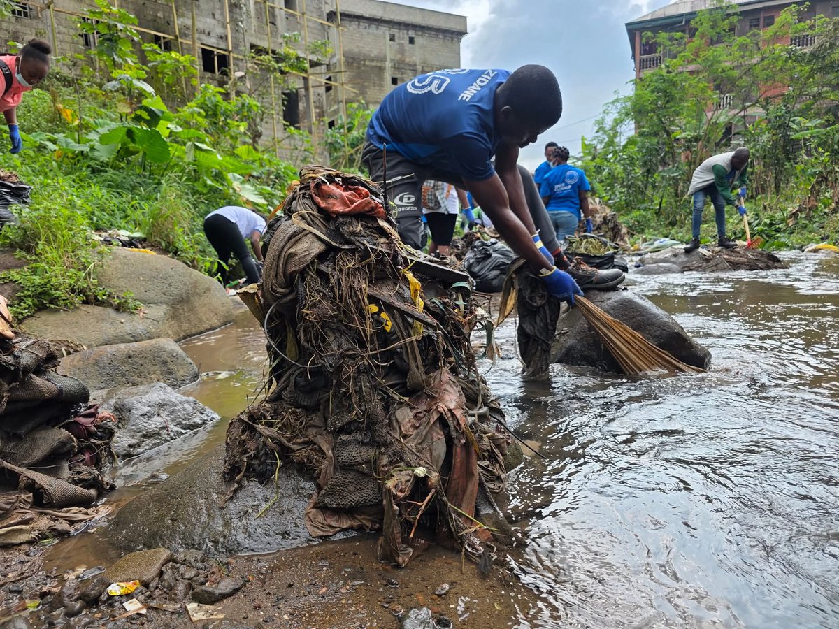 ahdpongo's tweet photo. 🌍 On #WorldCleanupDay, we tackled textile waste at Ndongo Stream in Buea, Cameroon! Together with partners, we removed 1.5 tons of waste, highlighting the need for #CircularFashion. Let's rethink fashion to protect our planet!  #SustainableFashion #CommunityAction https://t.co/7lf0wDgVyj