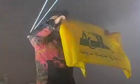 ciarantierney's tweet photo. Make it make sense?

The guy on the left foolishly picked up a flag which was thrown on stage. His band @KNEECAPCEOL is banned from #Canada.

The guy on the right signed missiles destined for civilians in #Gaza. His band @Disturbed is playing #Dublin next month.

#GazaGenocide‌ https://t.co/nuAzxtT0Jp