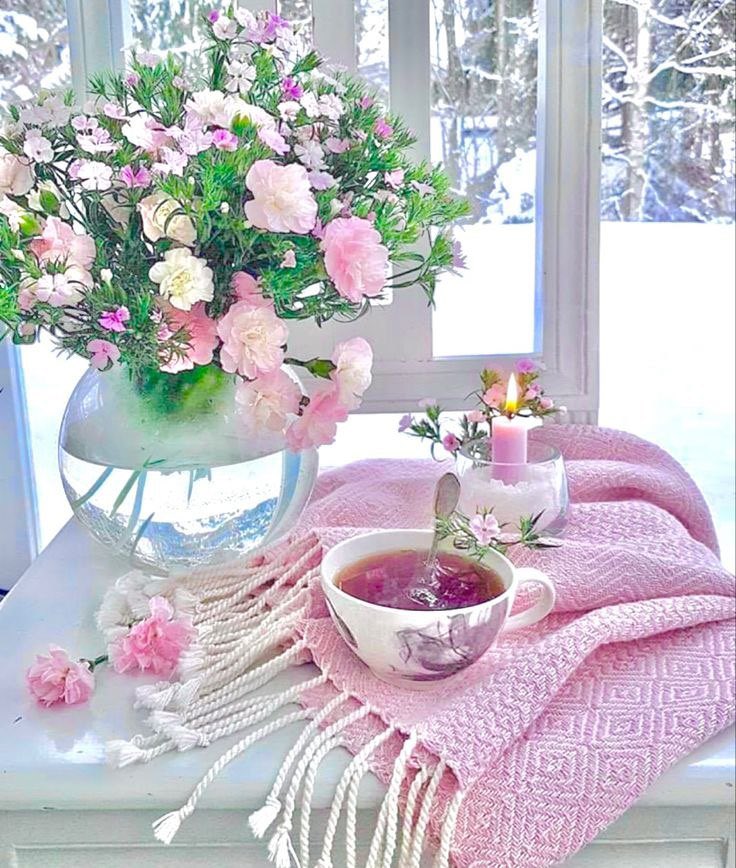 طبع البشر تنقد على الناس و تلوم
وطبعي ما افكر بالحكي و الملامه
ٰ
و من غلط ما هو على العذر ملزوم 
و من عز نفسه عاش مرفوع هامه