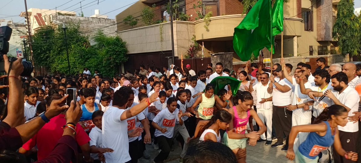 आज जनपद मुरादाबाद के सोनकपुर स्टेडियम में सेवा पखवाड़ा के अंतर्गत #नमो_युवा_मैराथन के कार्यक्रम में मुख्य अतिथि मा. प्रदेश अध्यक्ष, भाजयुमो सदस्य विधान परिषद श्री प्रांशु दत्त द्विवेदी जी के साथ में झंडी दिखाकर शुभारंभ किया।

BJP Uttar Pradesh Bharatiya Janata Party (BJP)