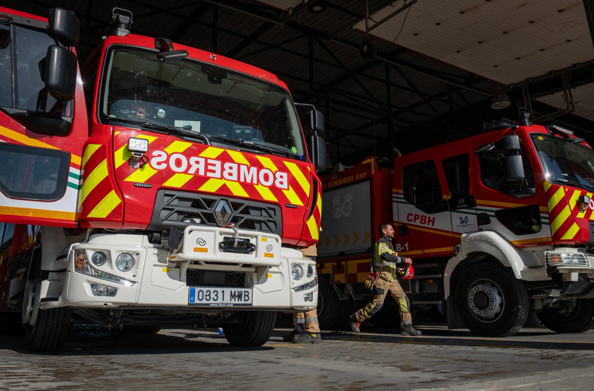 Intervenimos en un incendio en #PalosdelaFrontera ,  declarado sobre las 4.53 horas en un asentamiento de la zona del Polígono San Jorge. El fuego ha afectado a unas cuatro hectáreas y a 70 chabolas. Han actuado siete bomberos y cinco vehículos de #SanJuandelPuerto y #PuntaUmbría