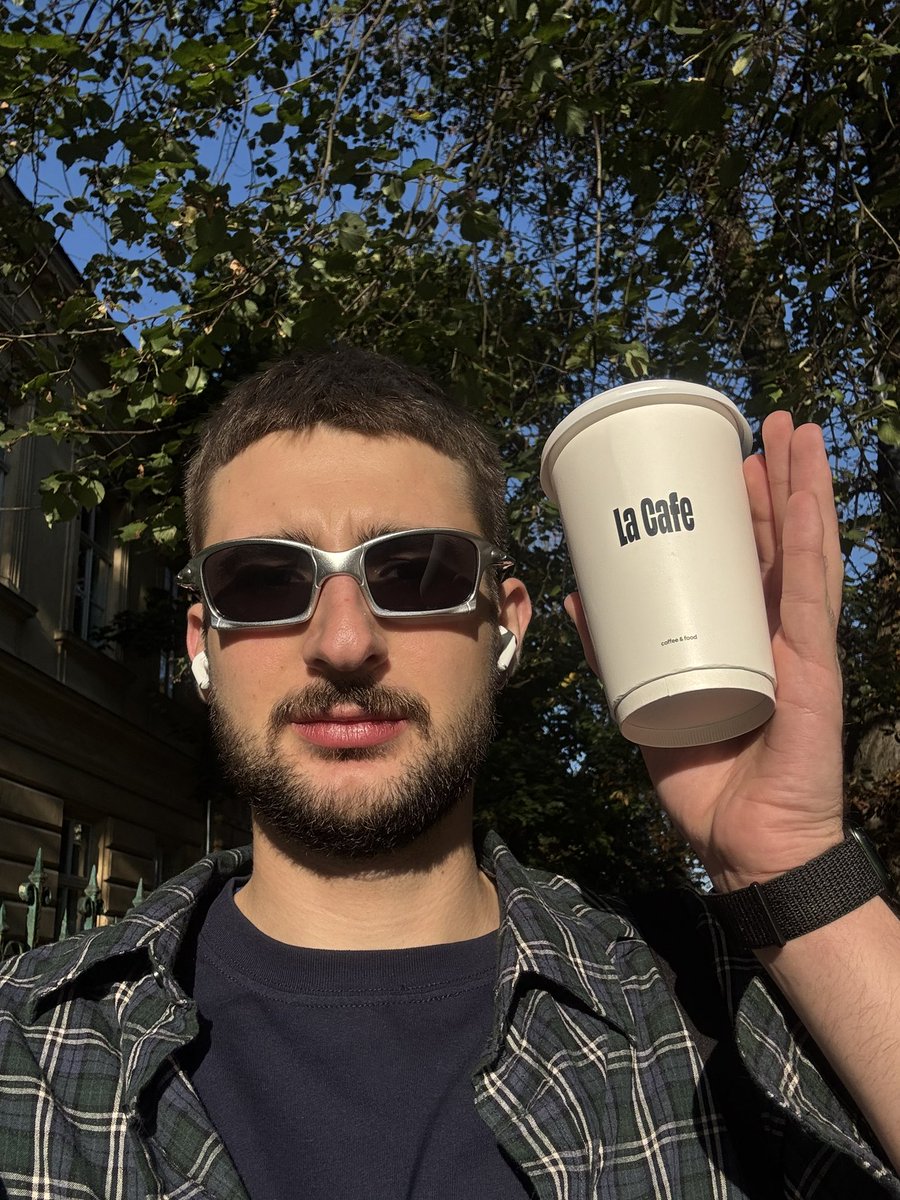 Порада дня: якщо ви берете каву в рандомних кавʼярнях, то запитайте про мілілітраж. 
Бо мені зробили таке  КАПУЧИНО