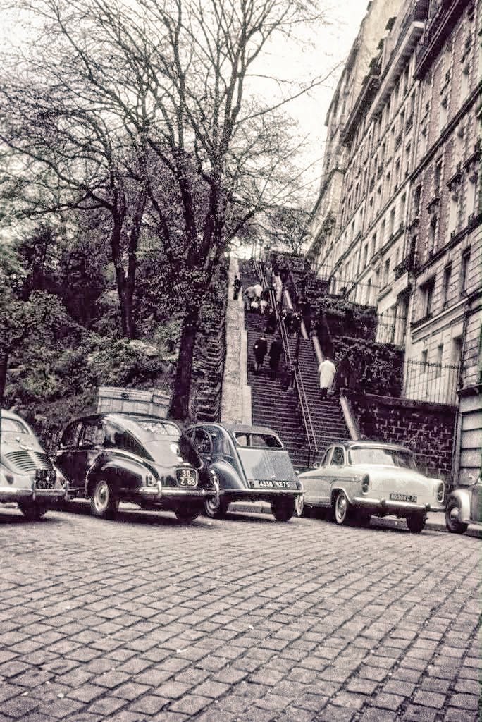 ParisAMDParis's tweet photo. Bonjour.

Escaliers de Montmartre. 
Années 1960. Paris 18e https://t.co/Udwu96Uukc