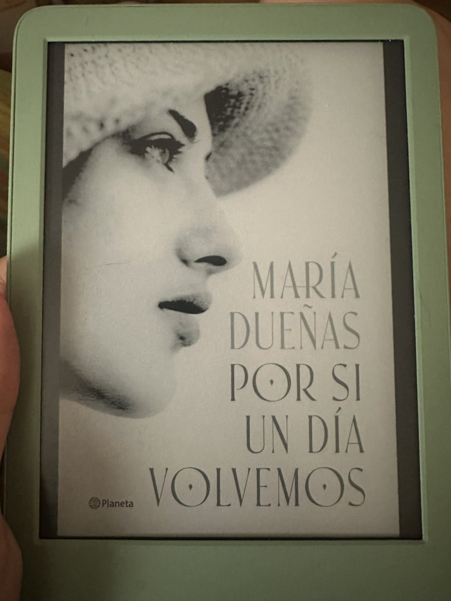 Café y libro nuevo antes de irme a volar. Buen rachita lectora llevamos 📖