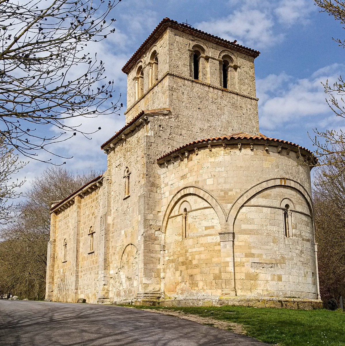 ERMITA DE MONASTERIO DE RODILLA
La ermita de Nuestra Señora del Valle, fechada a mediados del siglo XII, sigue el modelo de muchas iglesias románicas burgalesas: nave única, cúpula y torre sobre el crucero y ábside semicircular