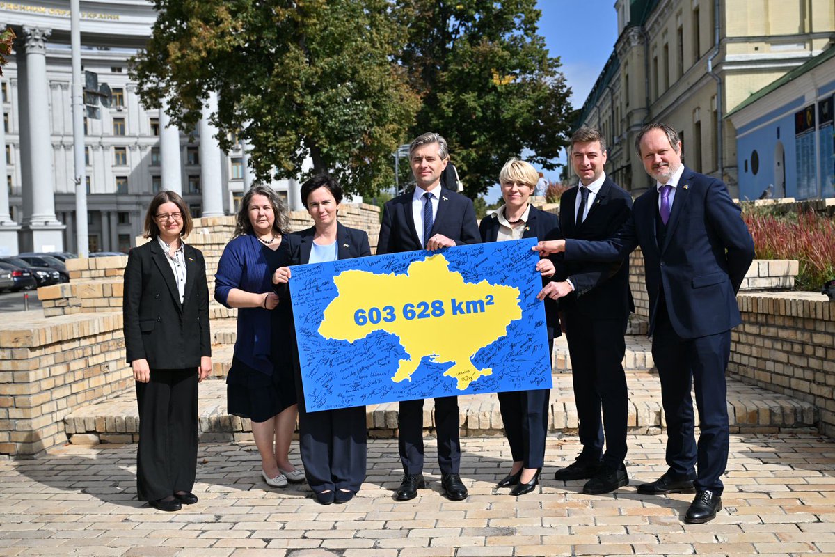 Lithuanian FM <a href="/BudrysKestutis/">Kęstutis Budrys</a> &amp; 🇱🇹 diplomats in #Kyiv with strong message - #Ukraine’s territorial integrity &amp; sovereignty is not an object of discussions at future peace negotiations. #SlavaUkraïni 🇱🇹🤝🇺🇦