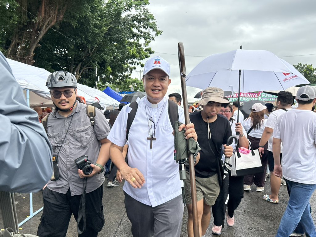 jovilandxrita's tweet photo. Kalookan Bishop Pablo Virgilio Cardinal David present during September 21 rally vs corruption at People Power Monument. @gmanews https://t.co/4KiiDooDx1