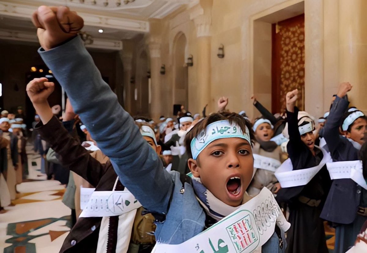 لا يريدون جيلاً متعلّماً وواعياً، بل جيلاً جاهلاً ، يغسلون أدمغة طلابه عبر مناهج وتدريبات تهدف لتجنيد الأطفال وجعلهم وقودًا لحروبهم. 
#الحوثي_عدو_اليمنيين 
#المقاومة_الوطنية 
#Yemen